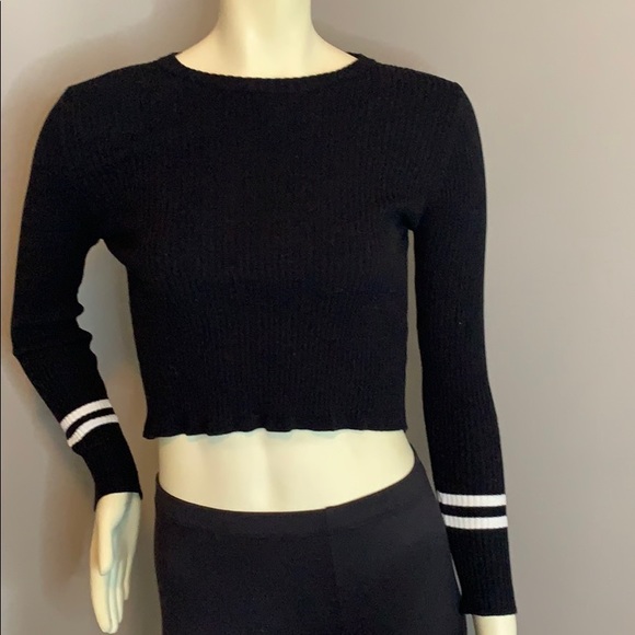 💙Blogger Fav! Forever21 cropped black sweater💙 - Picture 1 of 3